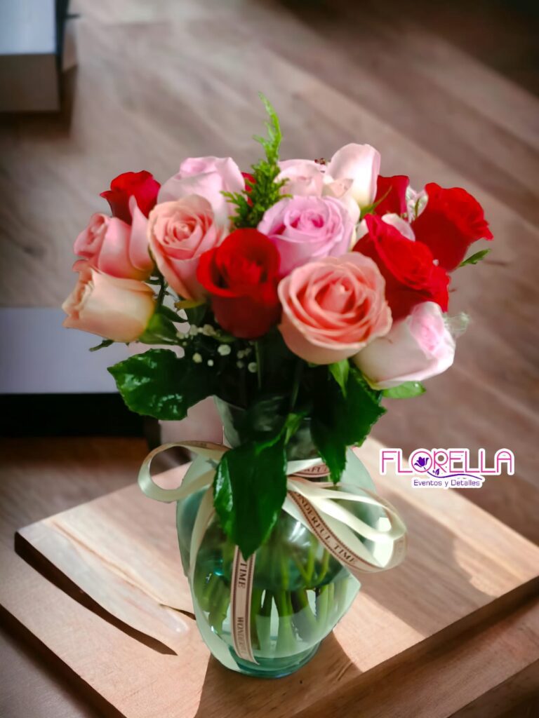 Arreglo de rosas rojas y rosadas — Florella