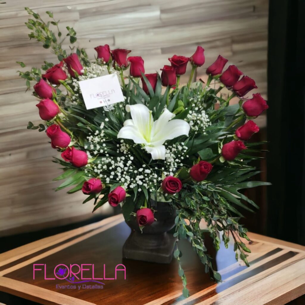 Arreglo de rosas rojas y lirio — Florella