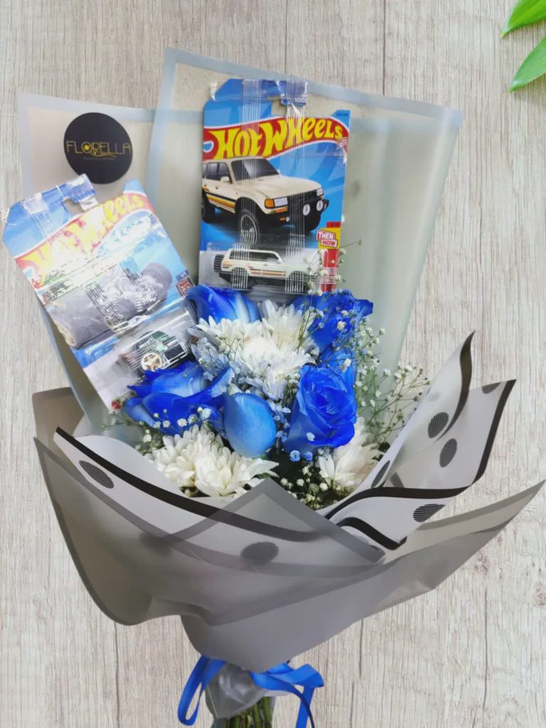 Ramo azul con carritos Hot Wheels — Florella