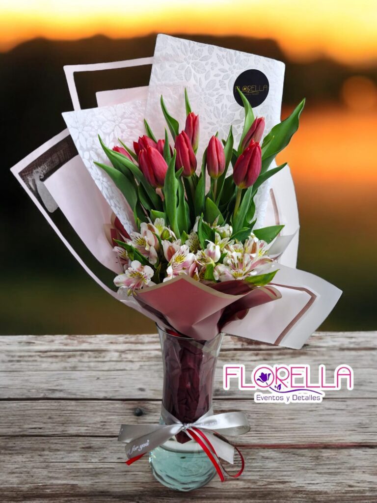 Ramo de tulipanes rojos — Florella