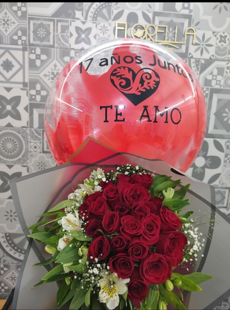 Ramo de rosas rojas con globo — Florella