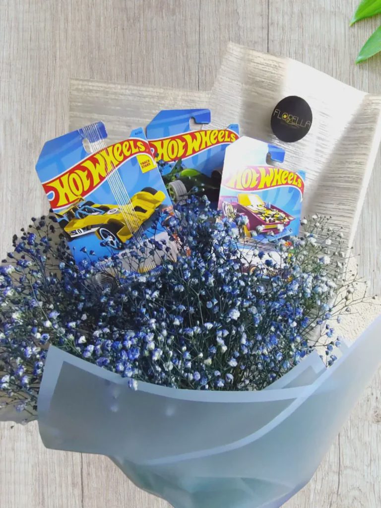 Ramo de Hot Wheels con gypsophila — Florella