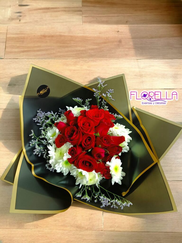 Ramo de rosas rojas y margaritas — Florella
