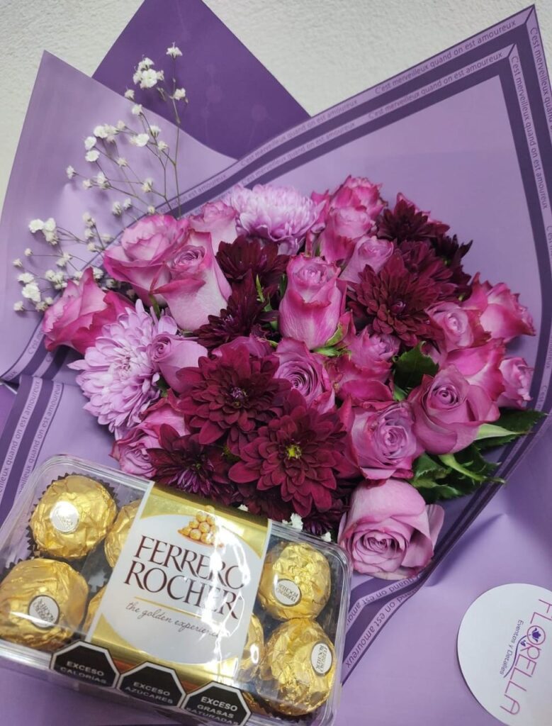 Ramo de rosas con chocolates — Florella