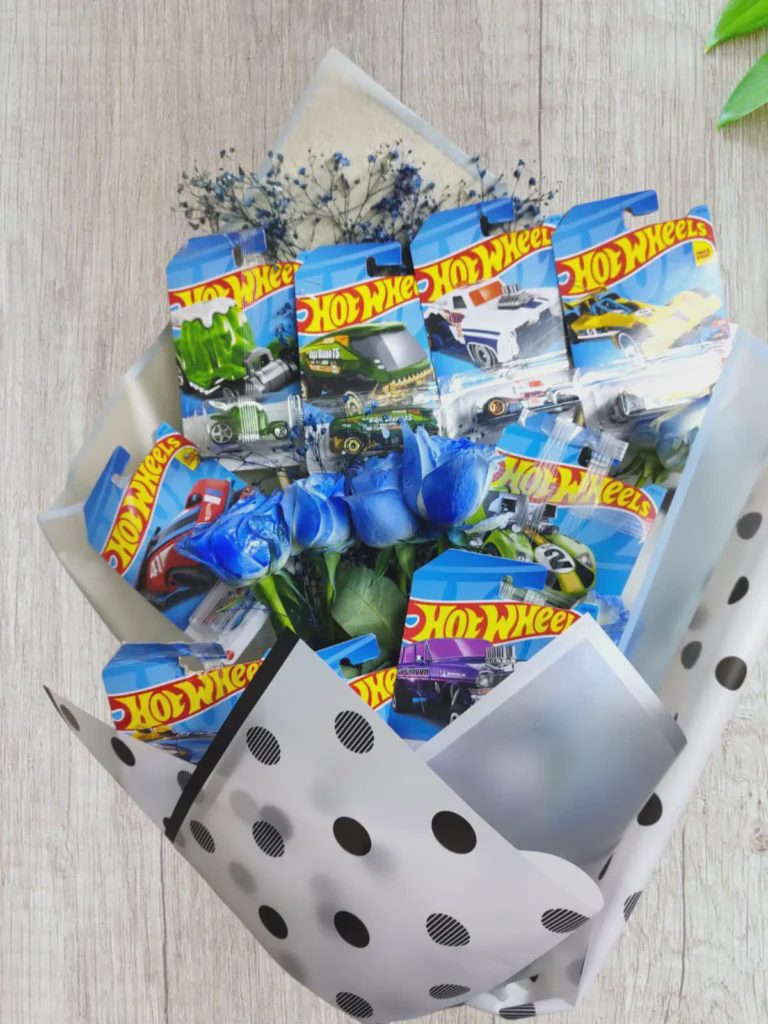 Ramo Hot Wheels con rosas azules — Florella