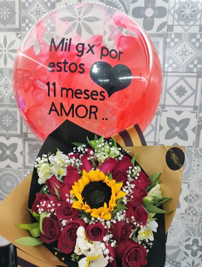 Ramo de rosas con globo — Florella