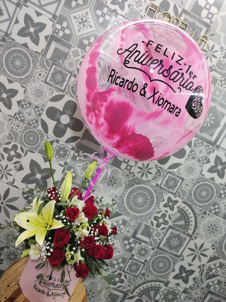 Arreglo floral con globo rosa — Florella